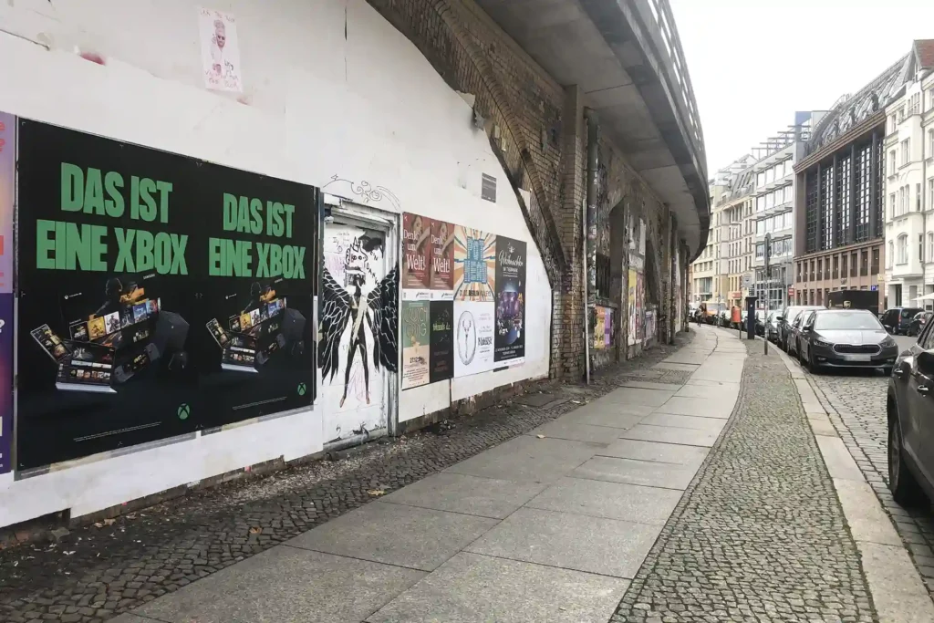 Microsoft XBox Plakate an den S-Bahn-Bögen in der Dirksenstraße