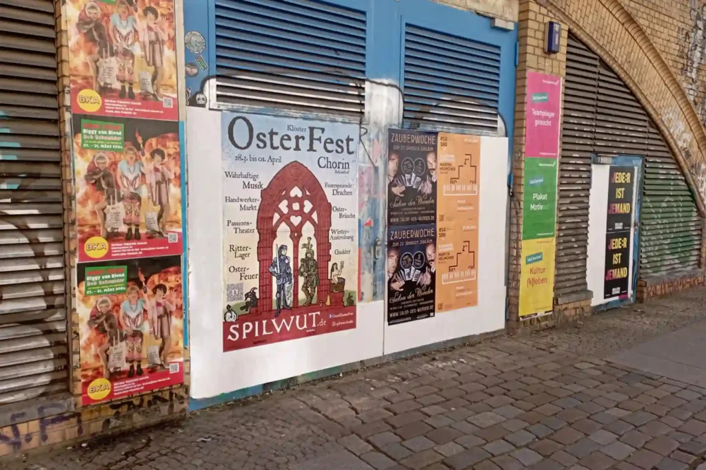 Plakatierung in der Dirksenstraße (Berlin Mitte)