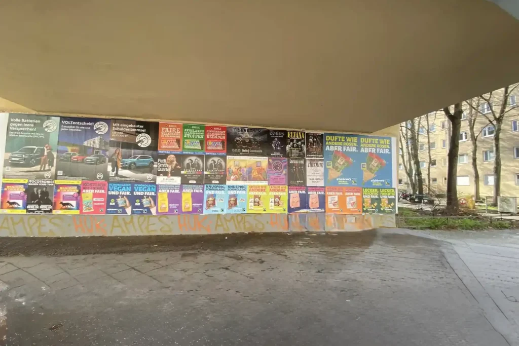 Plakatierung in der Hohenstaufenstraße (Schöneberg)