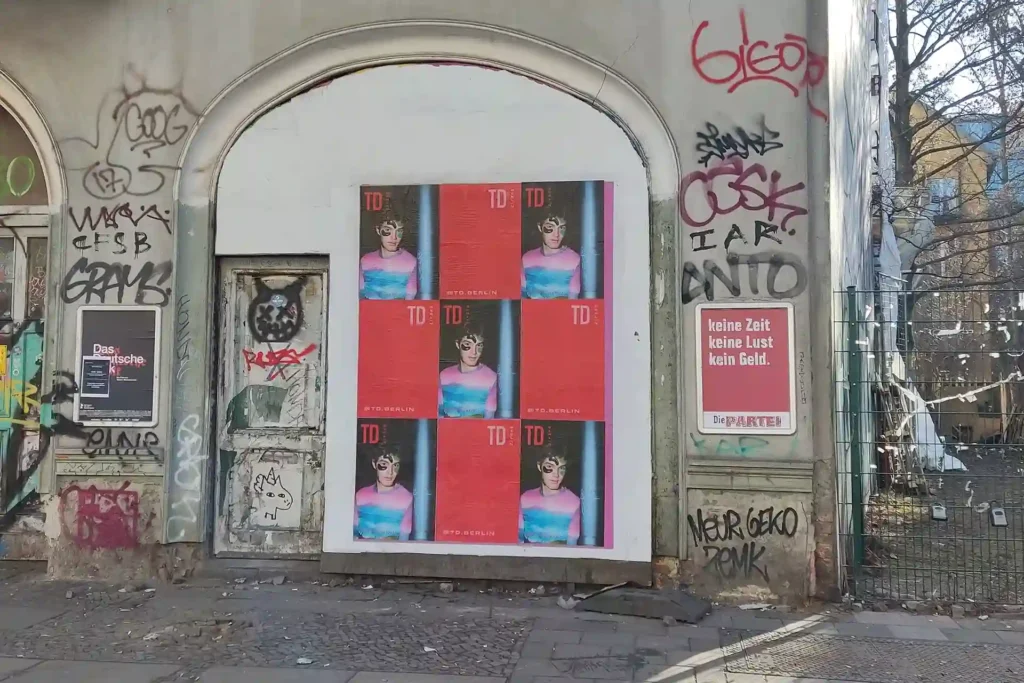 Wildplakatierung an einer Hauswand in der Torstraße