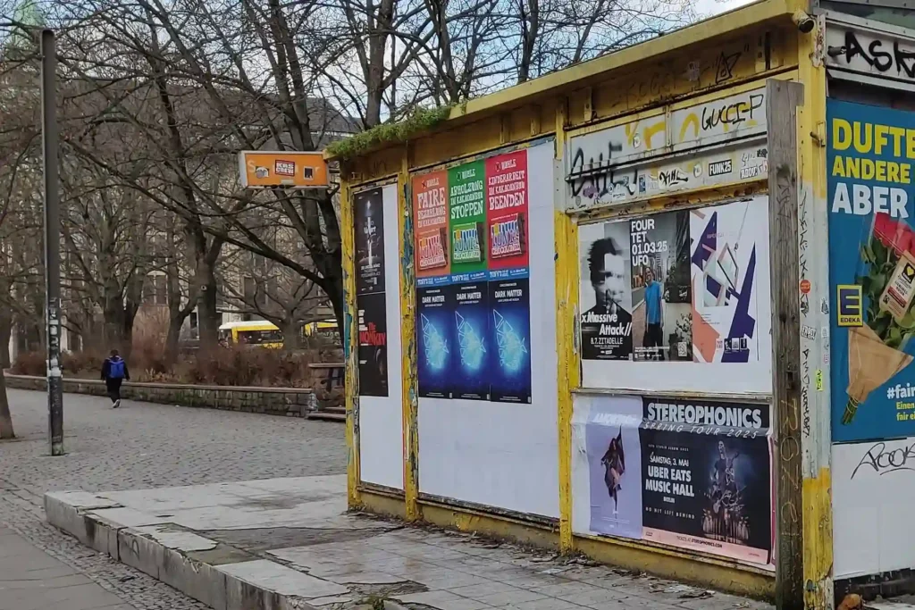 Wildplakatierung am Kiosk in der Brunnenstraße