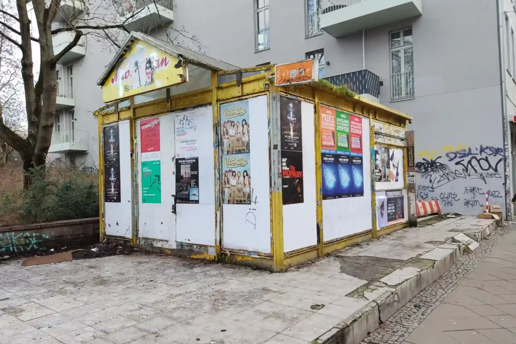 Plakate am Kiosk in der Brunnenstraße