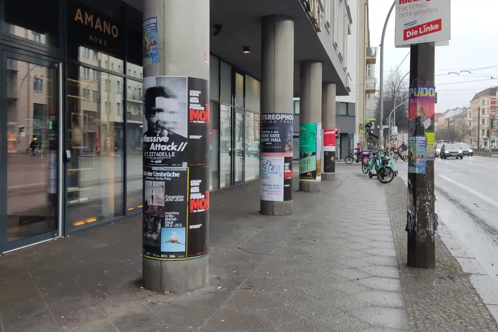 Wildplakatierung an Säulen in der Torstraße (Berlin Mitte)
